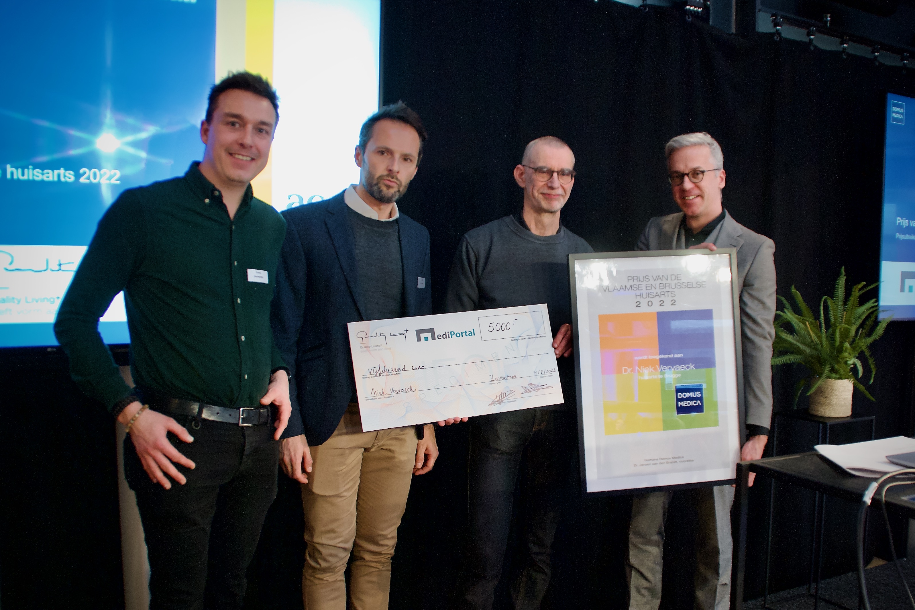 Op de foto v.l.n.r. Freek Verheyden (Quality Living), Cliff De Clerck (Mediportal), dr. Niek Vervaeck en dr. Jeroen van den Brandt (voorzitter Domus Medica).